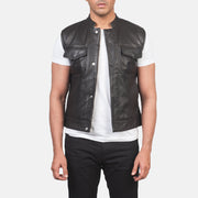
Atlas Moto Marrón Chaleco de Cuero para Hombre in Brown Sheepskin Leather - Vista frontal y silueta entallada | Comprar online