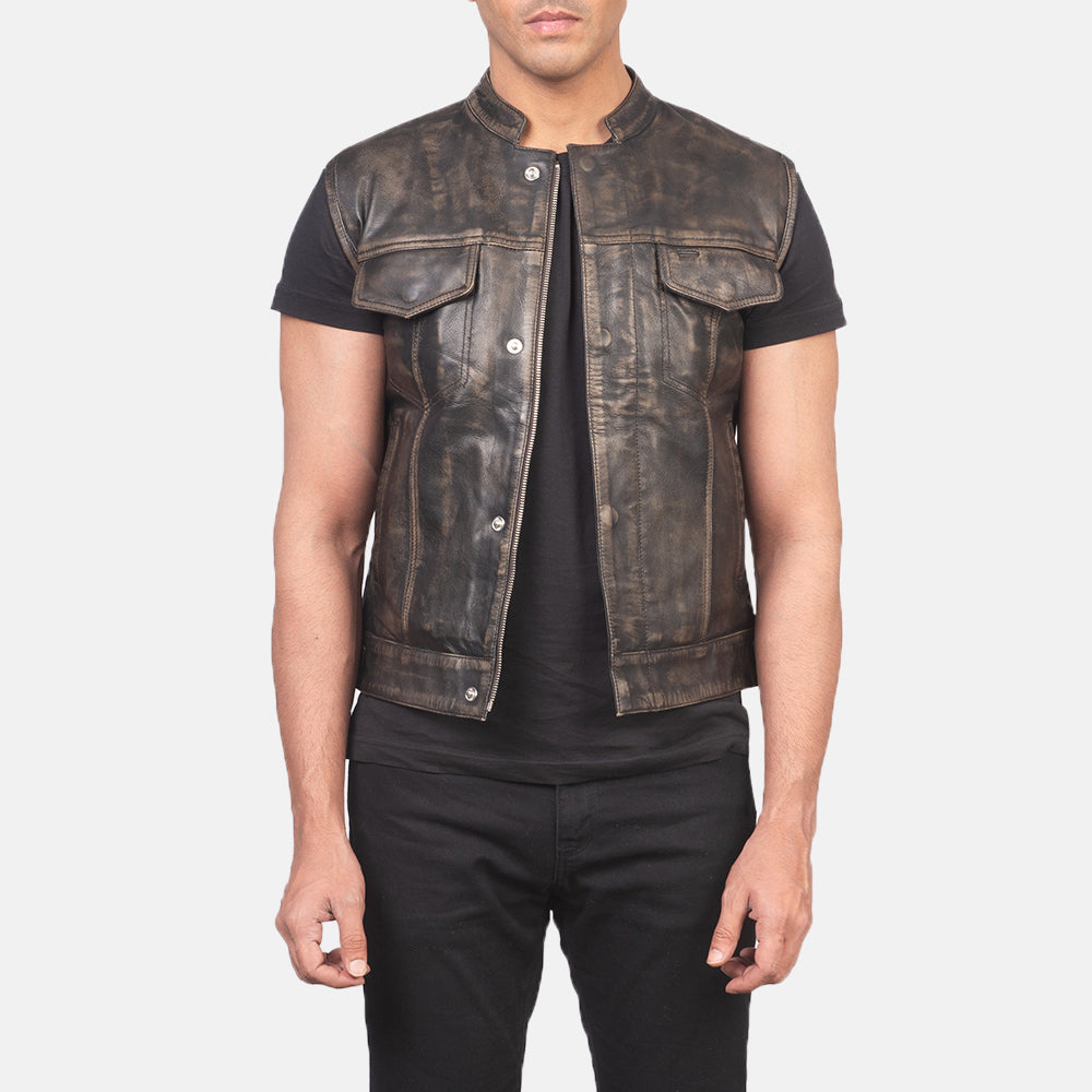 
Atlas Moto Marrón Envejecido Chaleco de Cuero para Hombre in Distressed Brown Sheepskin Leather - Vista frontal y silueta entallada | Comprar online