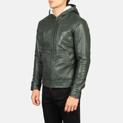 
Perspectiva del modelo vistiendo Baston Black Hooded Leather Bomber Jacket en modelo con caída natural bajo luz de día