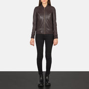 Women's Bliss Granate Cazadora Bomber de Cuero para Mujer - Vista de perfil lateral con corte ergonómico de manga