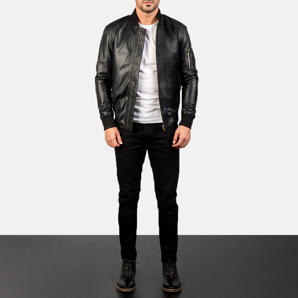 Men's Bomia Ma-1 Black Leather Bomber Jacket - Vista de perfil lateral con corte ergonómico de manga