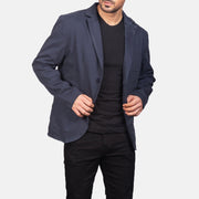
Navy Blue Poly-Cotton Leather Blazer - Vista posterior con hombros definidos y bajo impecable