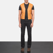 Men's Brandon Tostado Marrón Chaleco de Cuero para Hombre - Vista de perfil lateral con corte ergonómico de manga