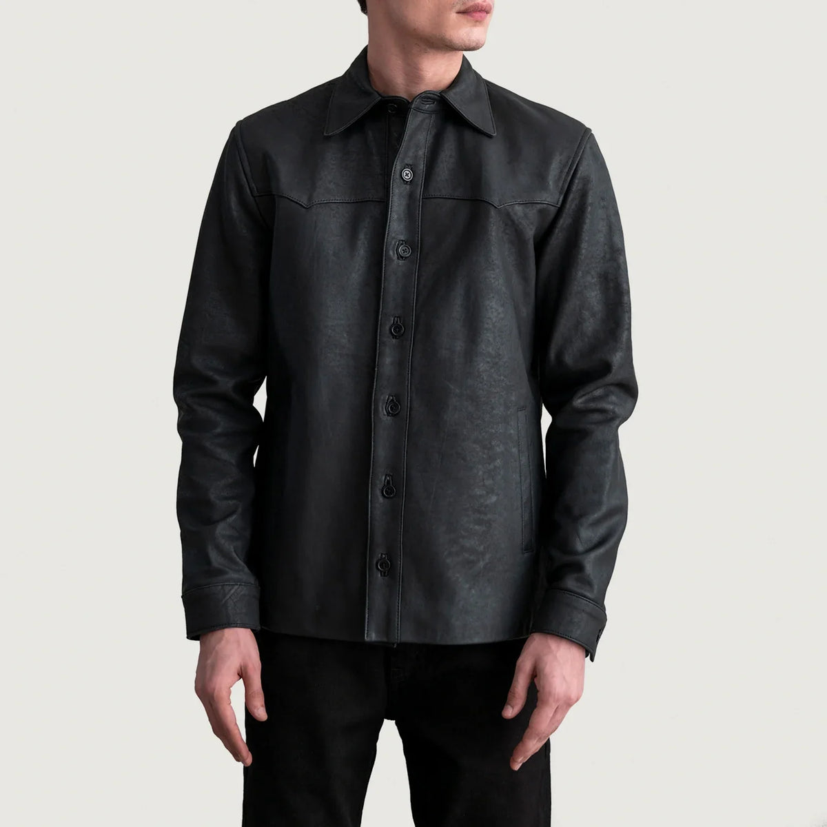 Bronco Tumbled Negro Leather Shirt para Hombre - Vista de perfil mostrando el corte ergonómico de manga