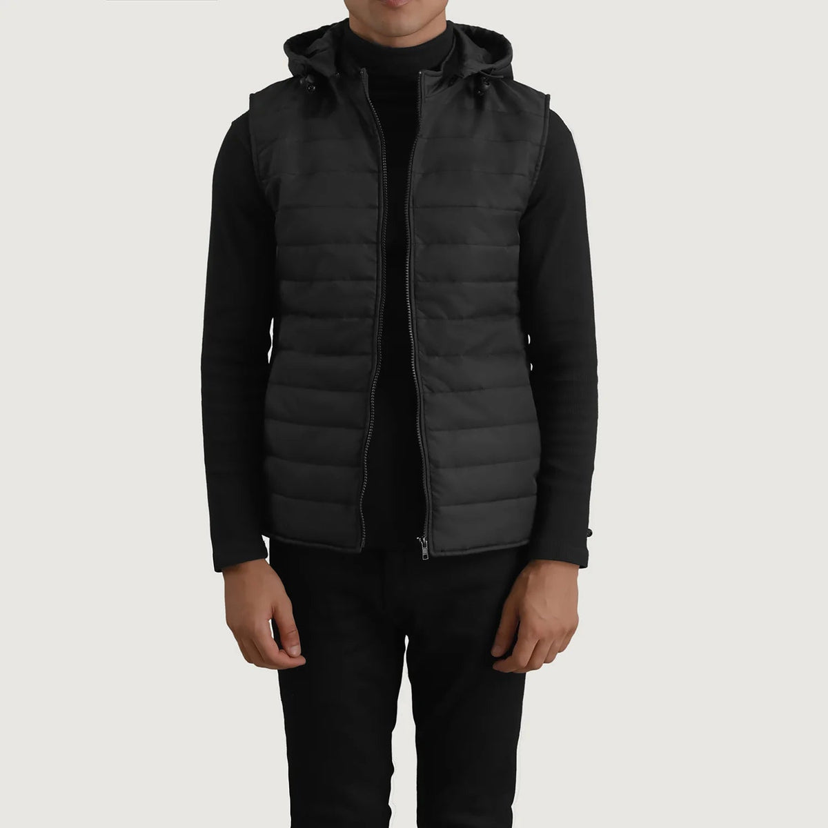 
Carlo Negro Chaleco acolchado con capucha para Hombre en cuero vacuno negro auténtico - Vista frontal y silueta entallada | Comprar online
