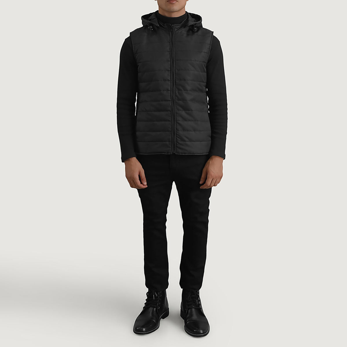 
Carlo Negro Chaleco acolchado con capucha para Hombre - Vista lateral mostrando el corte ergonómico de mangas