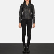 
Carolyn Quilted Black Biker Jacket - Vista lateral mostrando el corte ergonómico de mangas