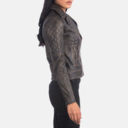 
Distressed Brown Goatskin Leather Biker Jacket - Vista posterior con hombros definidos y bajo impecable