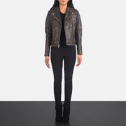 
Carolyn Quilted Distressed Brown Biker Jacket - Vista lateral mostrando el corte ergonómico de mangas