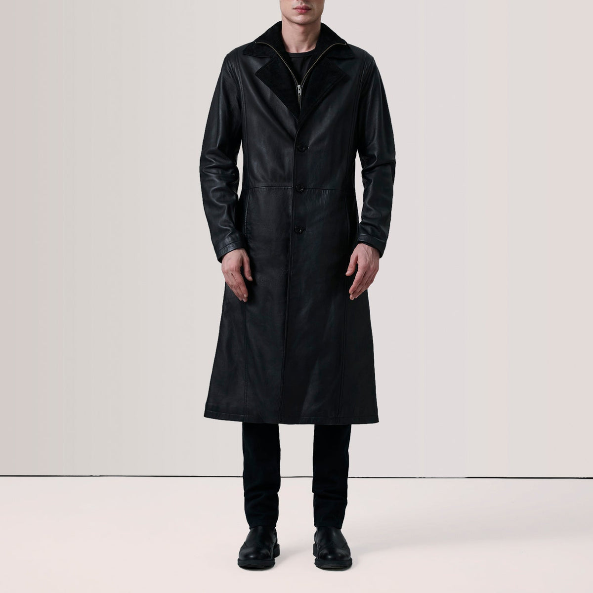 Black Sheepskin leather Coat - Vista trasera con ajuste entallado en hombros y bajo impecable