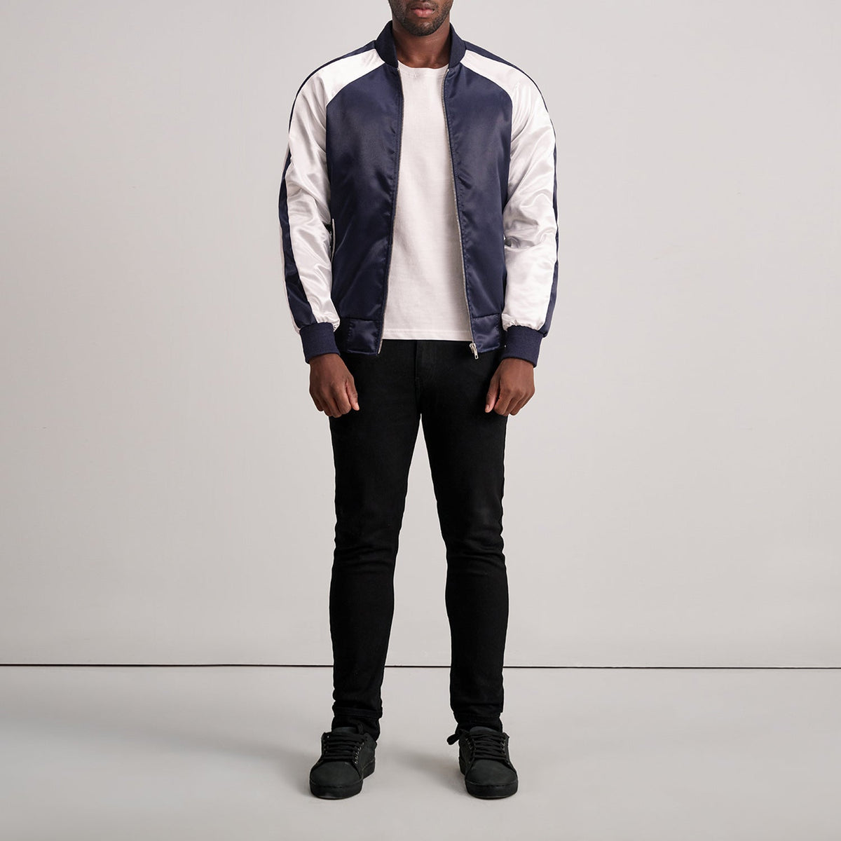 Detalle de cerca of Varsity &amp; Zipper Hardware on Clarke Azul Varsity Chaqueta de Cuero para Hombre
