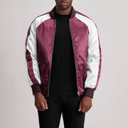 
Clarke Granate Varsity Chaqueta de Cuero para Hombre - Vista lateral mostrando el corte ergonómico de mangas