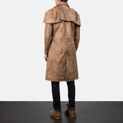 Men's Classic Marrón Leather Duster para Hombre - Vista de perfil lateral con corte ergonómico de manga