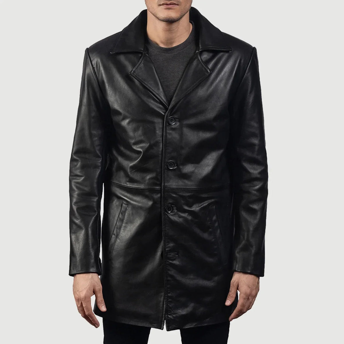 Men's Classmith Black Leather Coat - Vista de perfil lateral con corte ergonómico de manga