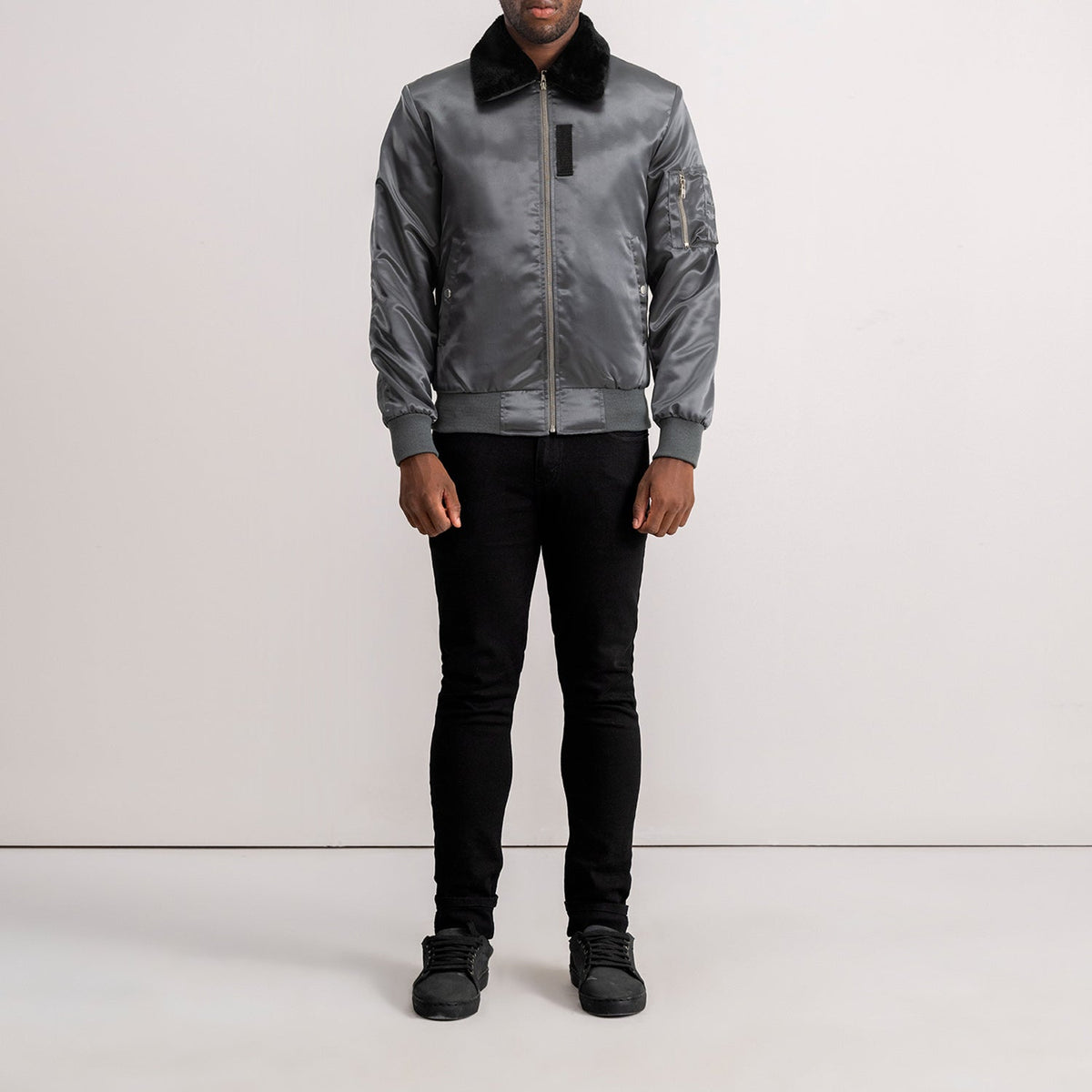 Detalle de cerca of Removable faux fur collar &amp; Zipper Hardware on Clyde B-15 Grey Bomber Jacket