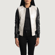 
Cole Silver Chaqueta Bomber de Cuero para Mujer - Vista lateral mostrando el corte ergonómico de mangas