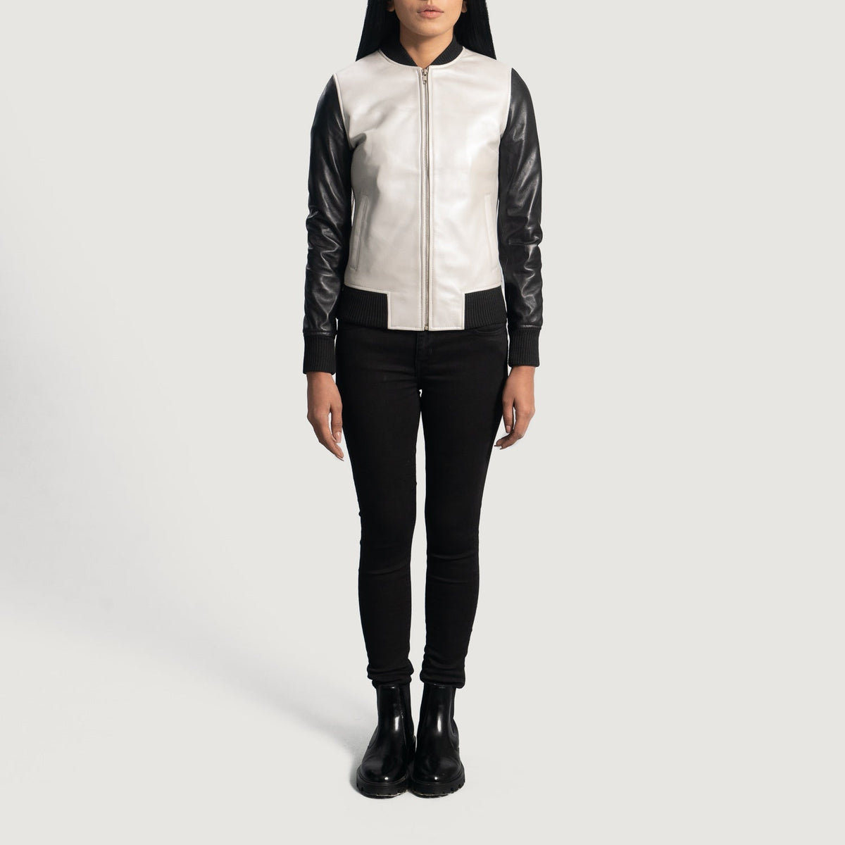 
Vista de detalle of Varsity & Zipper Hardware on Cole Silver Chaqueta Bomber de Cuero para Mujer