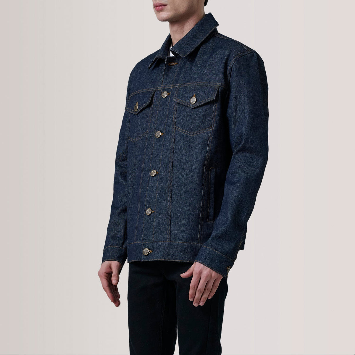 
Conard Ash Grey Denim Trucker Jacket For Men - Vista lateral mostrando el corte ergonómico de mangas