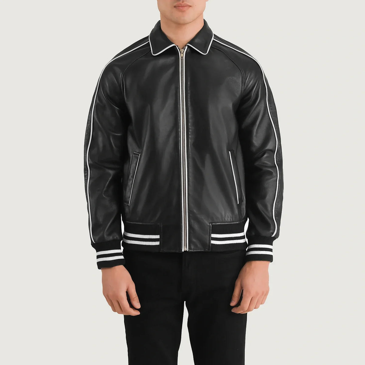 Detalle de cerca of Shirt collar &amp; Zipper Hardware on Cooper Negro Leather Varsity Chaqueta de Cuero para Hombre