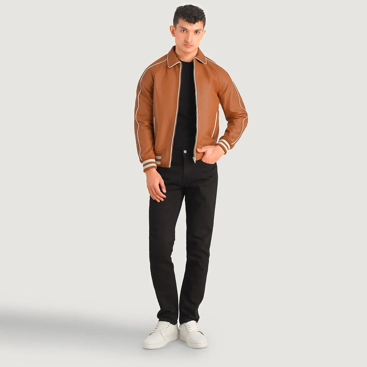 
Cooper Tostado Marrón Leather Varsity Chaqueta de Cuero para Hombre in Tan Brown Sheepskin Leather - Vista frontal y silueta entallada | Comprar online