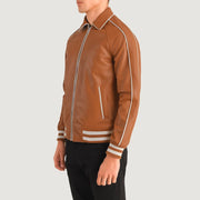 
Tan Brown Sheepskin Leather Varsity Jacket - Vista posterior con hombros definidos y bajo impecable
