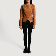 Detalle de cerca of Classic Collar &amp; Button Hardware on Women's County Tostado Overlap Chaqueta de Cuero para Mujer