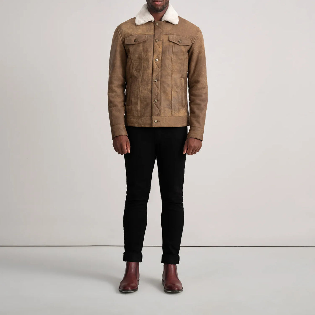 Dallis Snuffed Brown Shearling Trucker Jacket - Vista de perfil lateral con corte ergonómico de manga