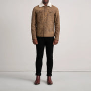 Dallis Snuffed Brown Shearling Trucker Jacket - Vista de perfil lateral con corte ergonómico de manga