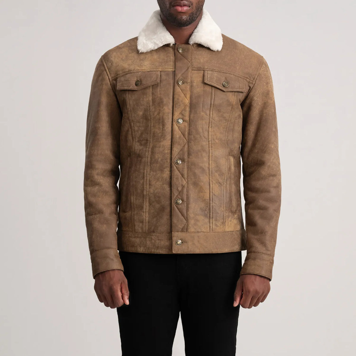 Detalle de cerca of Classic Collar &amp; Button Hardware on Dallis Snuffed Brown Shearling Trucker Jacket