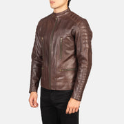 
Perspectiva del modelo vistiendo Damian Grey Suede Biker Jacket en modelo con caída natural bajo luz de día