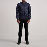 Detalle de cerca of Varsity &amp; Zipper Hardware on Danson Acolchado Azul Varsity Chaqueta de Cuero para Hombre