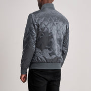 Detalle de cerca of Varsity &amp; Zipper Hardware on Danson Acolchado Gris Varsity Chaqueta de Cuero para Hombre