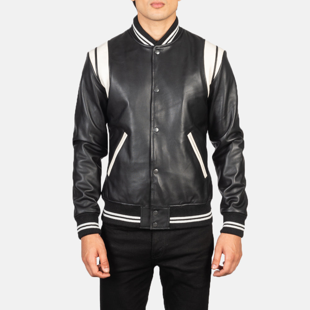 Detalle de cerca of Varsity &amp; Snap Buttons Hardware on Men's Dantee Negro Leather Varsity Chaqueta de Cuero para Hombre