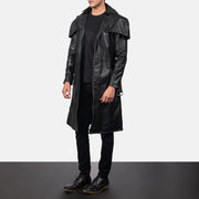 Men's Deux Negro Leather Duster para Hombre - Vista de perfil lateral con corte ergonómico de manga