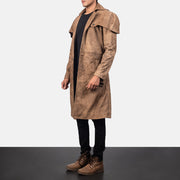 
Deux Marrón Leather Duster para Hombre - Vista posterior con hombros definidos y bajo impecable