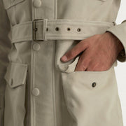 Detalle de cerca of High neck with Belt &amp; Snap button Hardware on Dolf Off-Blanco Chaqueta de Gamuza para Hombre