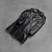 Styled Fit Perspective of Men's Don Long Negro Abrigo de Cuero para Hombre on Model - Natural Daylight Drape