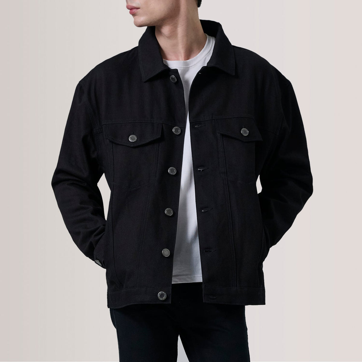 Eddie Negro Oversized Denim Trucker Chaqueta de Cuero para Hombre For Men in Black Full-Grain Leather - Vista frontal y silueta a medida | Comprar online