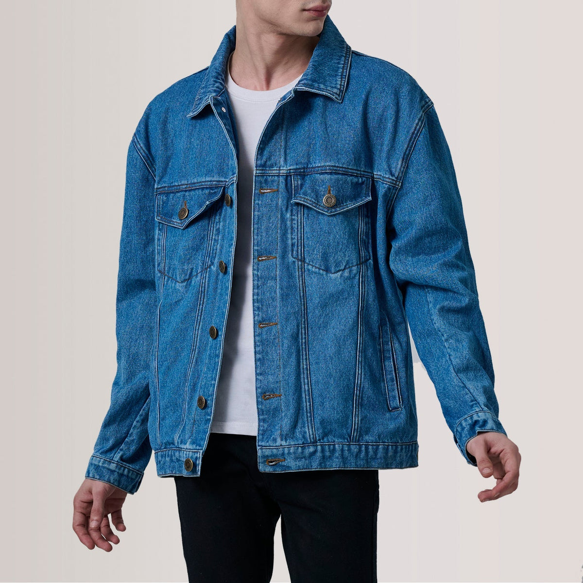 
Eddie Dark Azul Oversized Denim Trucker Chaqueta de Cuero para Hombre For Men in Dark Blue Full-Grain Leather - Vista frontal y silueta entallada | Comprar online