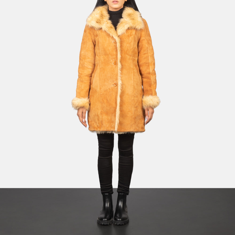 Women's Erica Beige Leather Coat - Vista de perfil lateral con corte ergonómico de manga