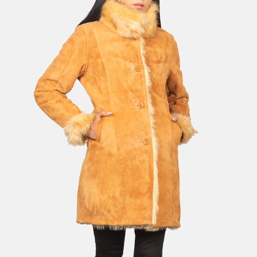 Detalle de cerca of Notch &amp; Button Hardware on Women's Erica Beige Leather Coat
