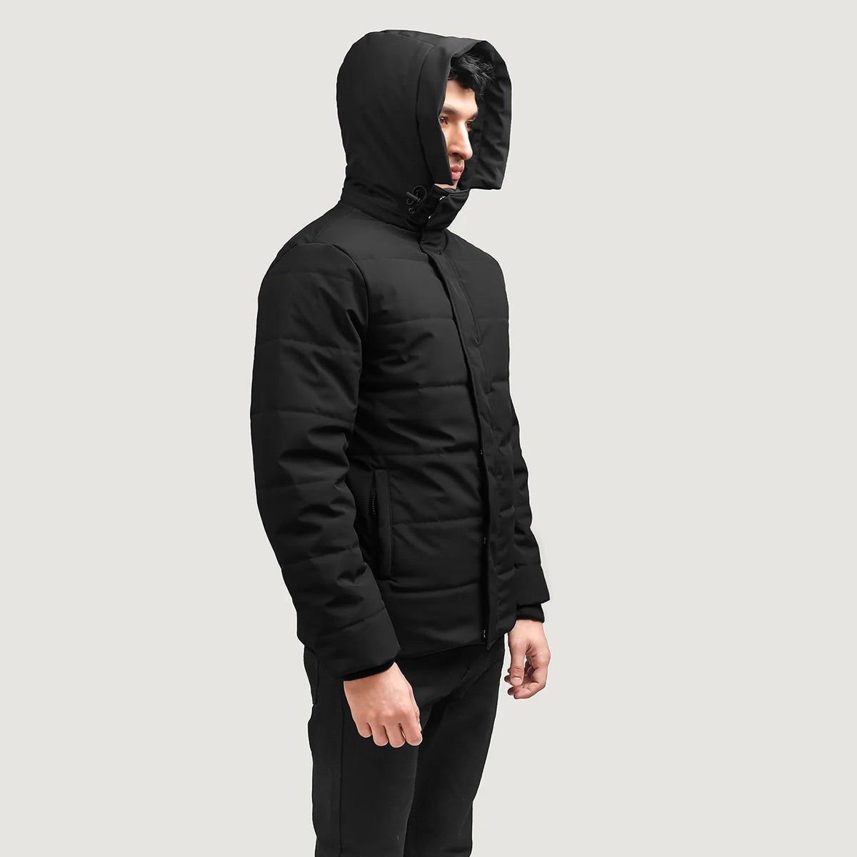 Exton Negro Hooded Down Puffer Chaqueta de Cuero para Hombre - Vista de perfil mostrando el corte ergonómico de manga