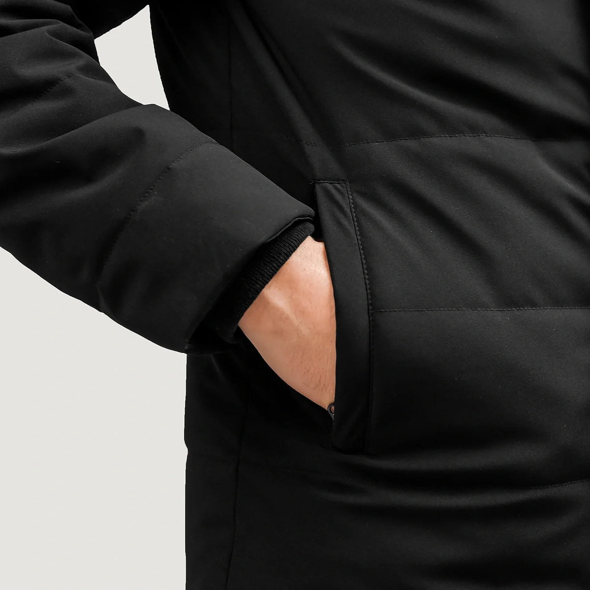 Vista interior Showing Quilted Viscose Lining &amp; Dos bolsillos interiores utilitarios