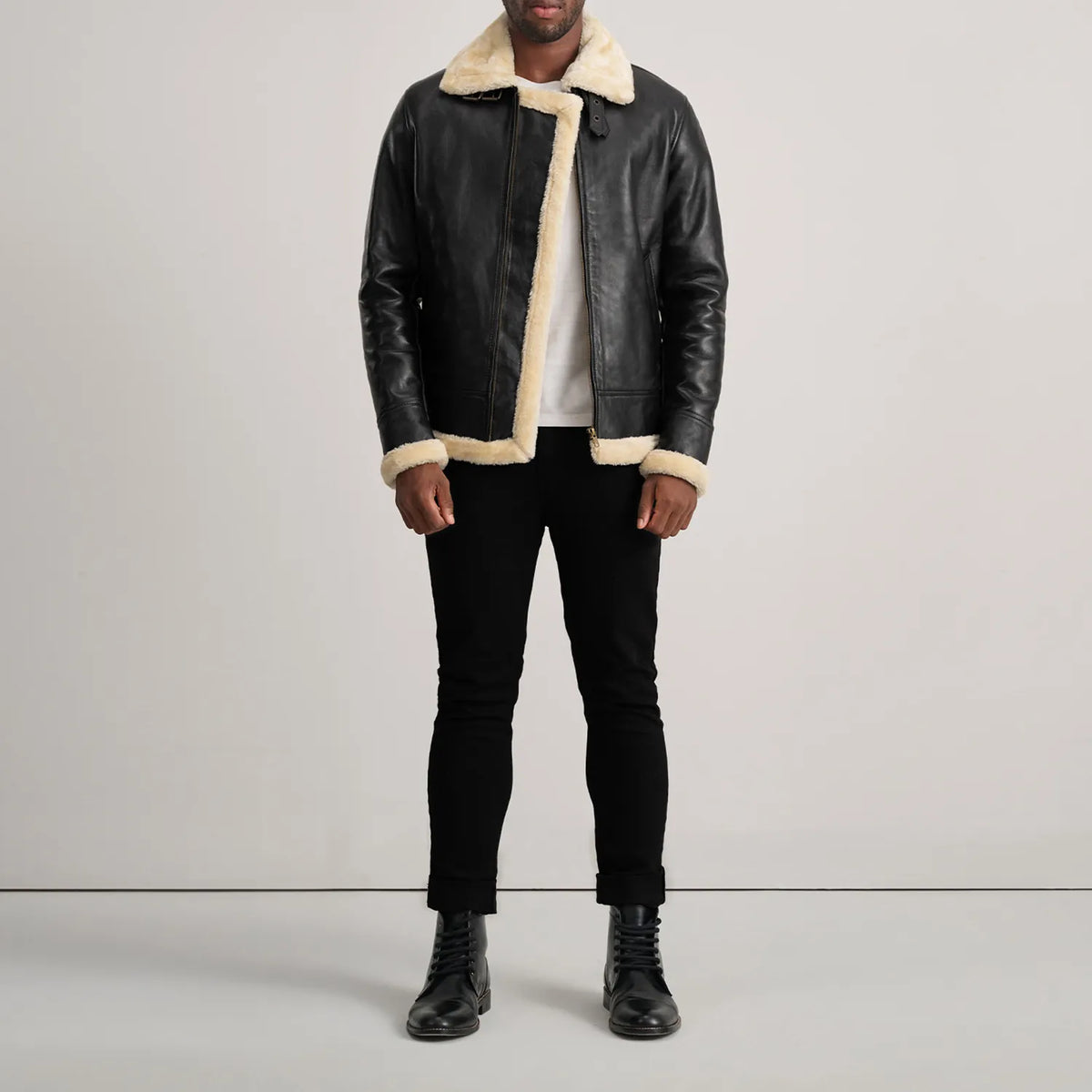 Men's Francis B-3 Black Leather Bomber Jacket - Vista de perfil lateral con corte ergonómico de manga