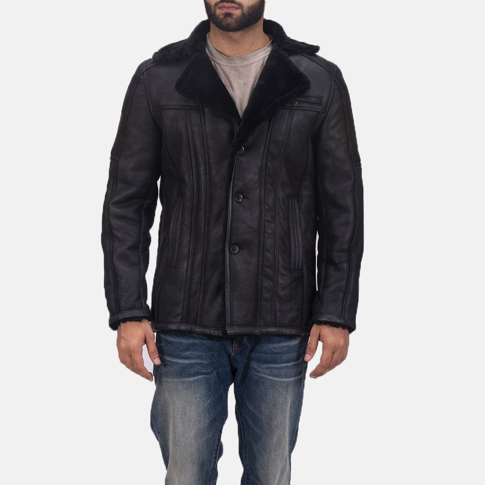 
Furcliff Double Face Shearling Abrigo de Cuero para Hombre - Vista lateral mostrando el corte ergonómico de mangas