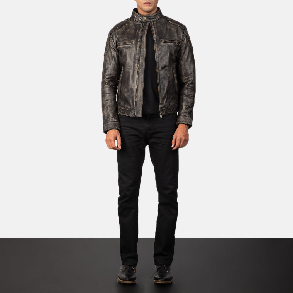 
Vista de detalle of Band with snap buttons & Zipper Hardware on Gatsby Quilted Distressed Brown Leather Jacket