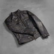 
Detalle artesanal del bajo en Gatsby Quilted Distressed Brown Leather Jacket