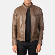 Gatsby Mocha Chaqueta Biker de Cuero para Hombre in Dark Brown Sheepskin Leather - Vista frontal y silueta a medida | Comprar online