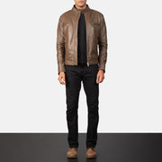 Gatsby Mocha Chaqueta Biker de Cuero para Hombre - Vista de perfil lateral con corte ergonómico de manga
