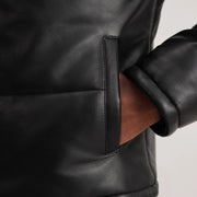
Vista interior Showing Polyester Lining & Dos bolsillos interiores de utilidad